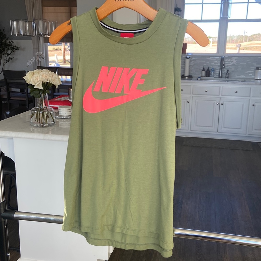 Womens Nike workout tank.  Never worn size small!